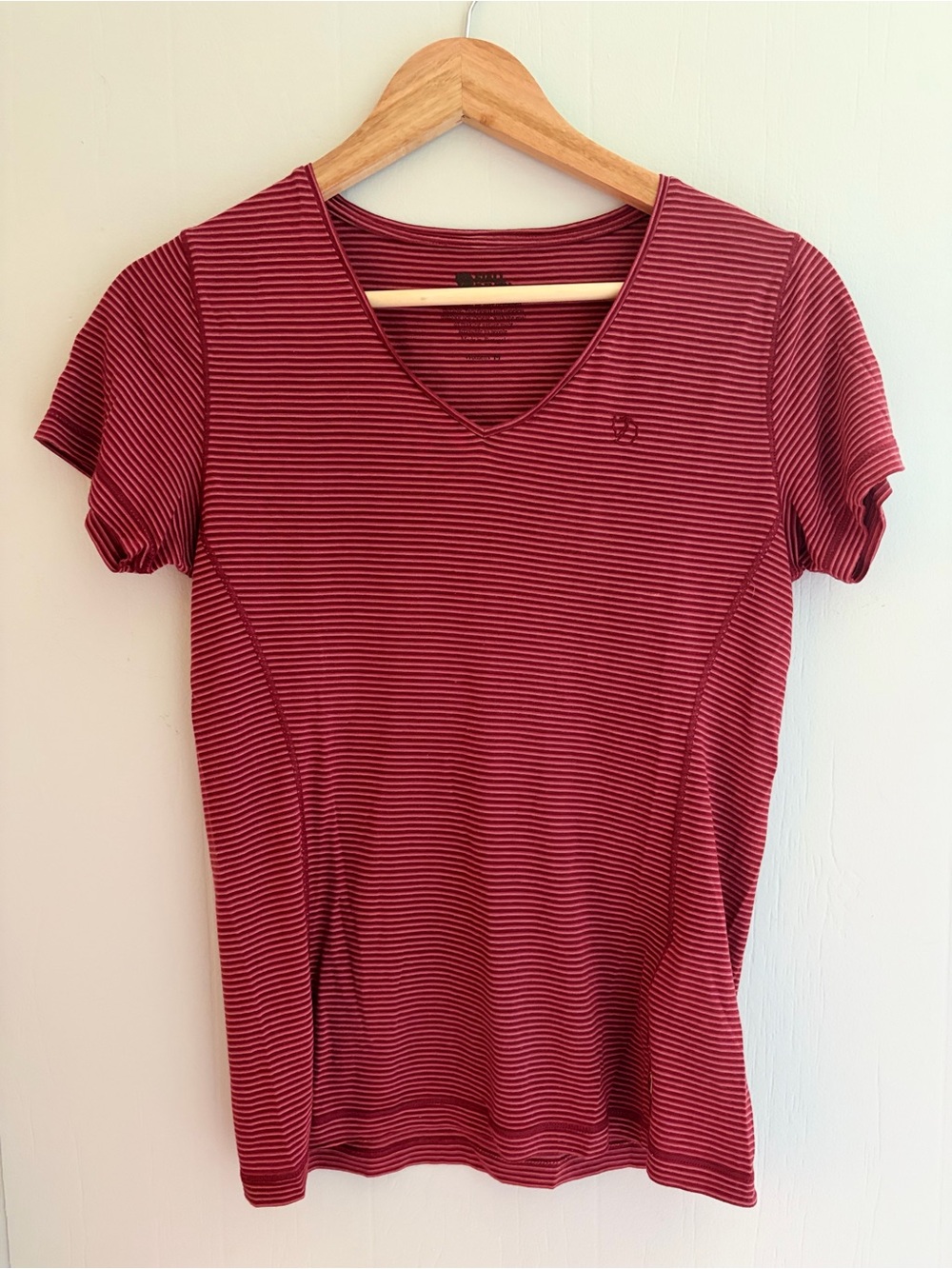 Fjallraven Abisko Cool Tee Burgundy Stripe V-Neck Women’s M Moisture Wicking